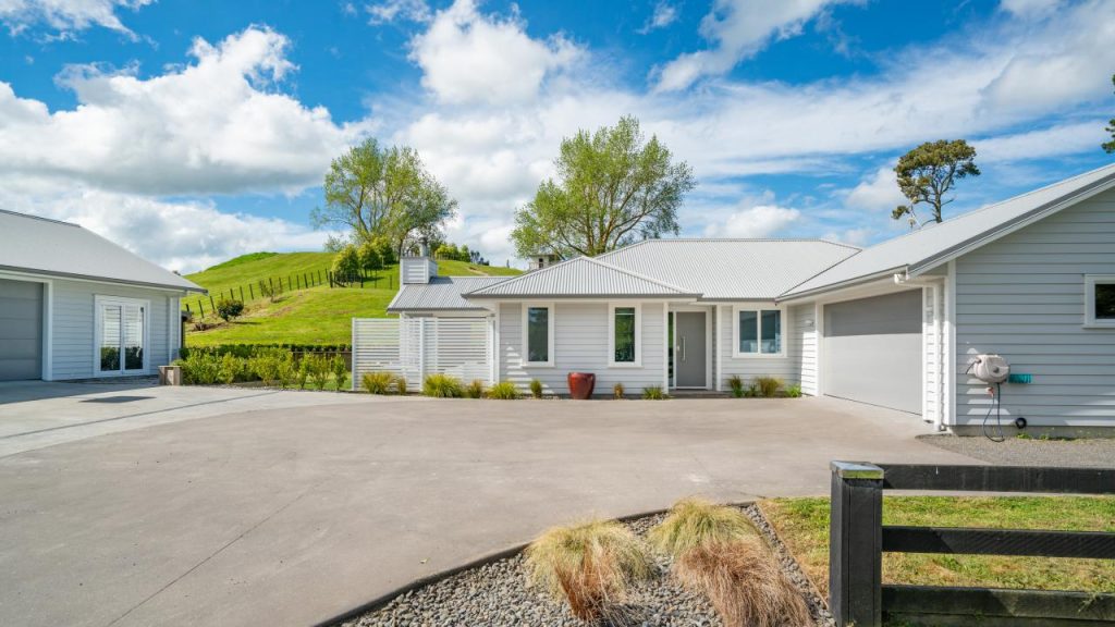 1084 B Mapara Driveway