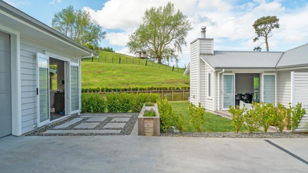 1084 B Mapara Exterior
