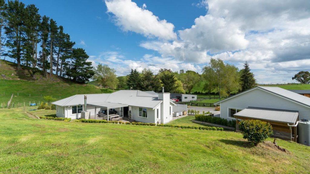 1084 B Mapara Outside