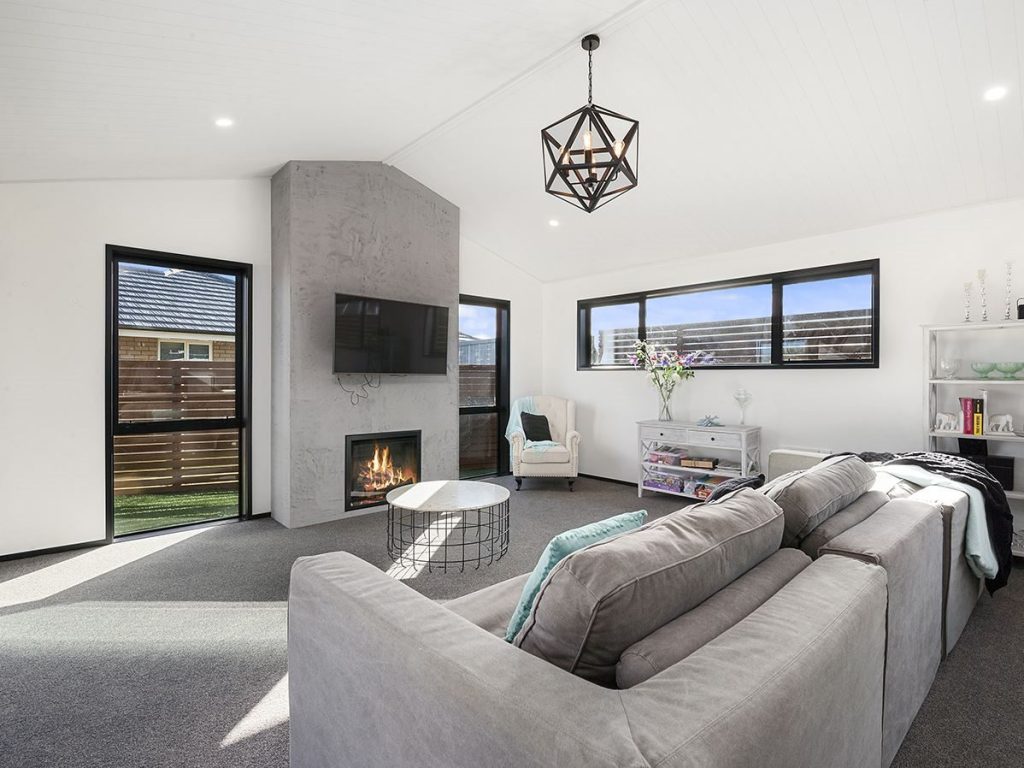 6 Loch Haven Lane Lounge