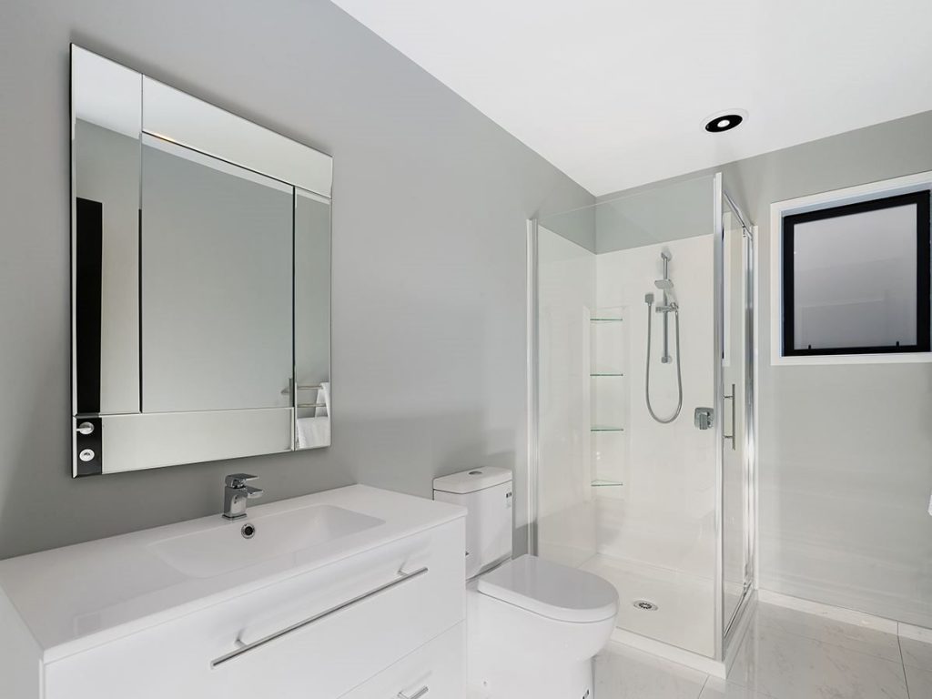 6 Loch Haven Lane Main Bathroom