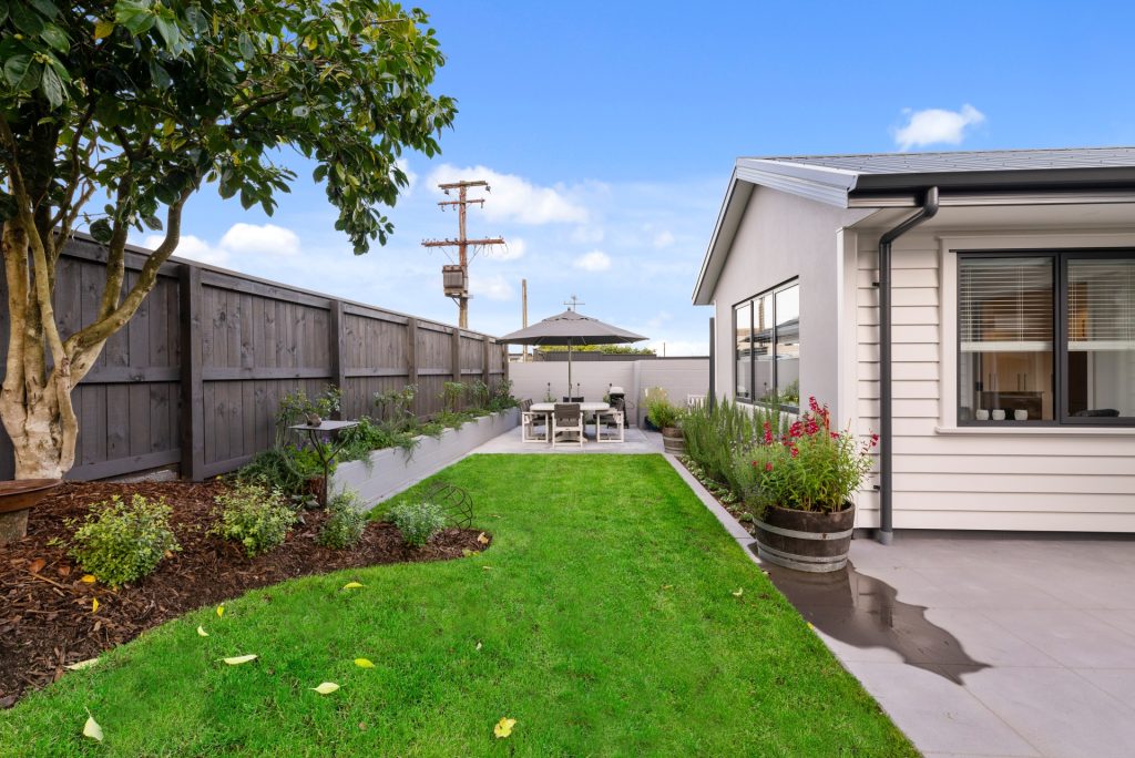 Williams St Lawn